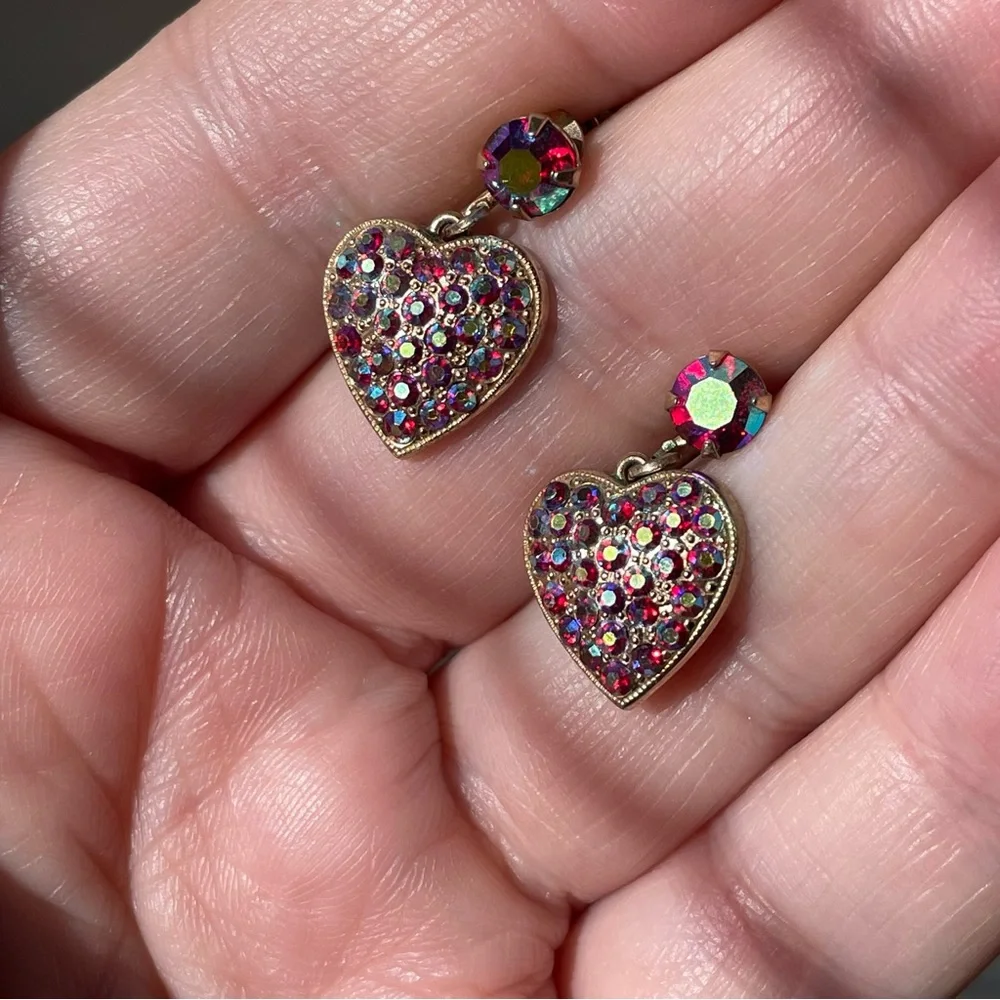 Vtg signed Weiss red AB crystal/rhinestone & goldtone heart screwback earrings - Picture 8 of 11